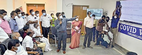 திருநெல்வேலி மாவட்டத்தில் கரோனா தடுப்பு நடவடிக்கைகள் குறித்து சுகாதாரத் துறை அமைச்சர் மா.சுப்பிரமணியத்துக்கு விளக்குகிறார் மாவட்ட ஆட்சியர் வே. விஷ்ணு. படம்: மு.லெட்சுமி அருண்