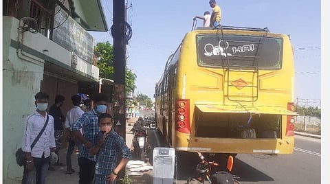 ஊரடங்கை நீட்டிக்க வாய்ப்பு: மேற்குவங்கம் புறப்பட்ட தனியார் கொசுவலை ஊழியர்கள்