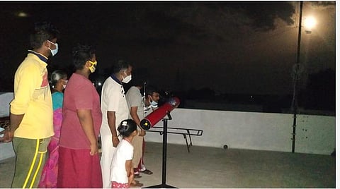 வானில் நிகழ்ந்த அரிதான ரத்த நிலா; பொதுமக்கள், மாணவர்கள் கண்டுகளித்தனர்