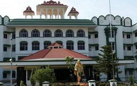 முன்களப் பணியாளர்கள் குடும்பங்களுக்கு  நிவாரணம், வேலைக்கான விதிமுறைகள் வகுக்க வேண்டும்: தமிழக அரசுக்கு உயர் நீதிமன்றம் அறிவுறுத்தல்