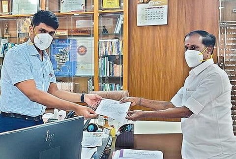 ஆரணி அரசு மருத்துவமனையில் ஆக்சிஜன் வசதியுடன் கூடிய படுக்கைகளை அதிகரிக்கக்கோரி, திருவண்ணாமலை மாவட்ட ஆட்சியர் சந்தீப் நந்தூரியிடம் மனு அளித்த சட்டப்பேரவை உறுப்பினர் சேவூர் எஸ்.ராமச்சந்திரன்.