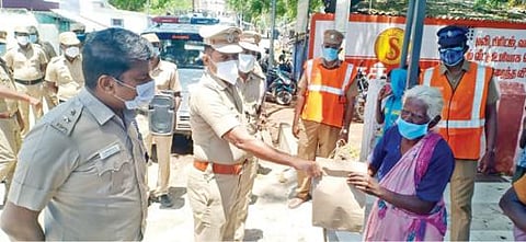 திருநெல்வேலி அருகே பாறையடியில் மாநகர காவல் துணை ஆணையர்கள் சீனிவாசன், மகேஷ்குமார் ஆகியோர், முதியோர் மற்றும் ஆதரவற்றவர்களுக்கு பொருட்களை வழங்கினர். படம்: மு.லெட்சுமி அருண்.