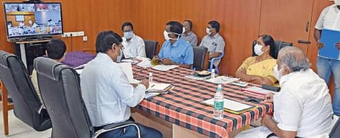 திண்டுக்கல்லில் காணொலி மூலம் நடந்த அனைத்து மாவட்ட கூட்டுறவுத் துறை அலுவலர்கள் பங்கேற்ற கூட்டத்தில் பேசிய கூட்டுறவுத் துறை அமைச்சர் ஐ.பெரியசாமி.