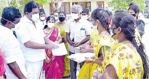 திருமங்கலம் அருகே புதுப்பட்டியில் காய்ச்சல் கண்டறியும் பணியில் ஈடுபட்டுள்ள சுகாதாரப் பணியாளர்களிடம் ஆலோசனை நடத்திய அமைச்சர் பி.மூர்த்தி
