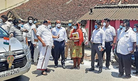 ​கரோனா தொற்றால் பாதிக்கப்பட்ட  சிதம்பரம் விளங்கியம்மன் கோயில் தெரு தடுப்பு கட்டைகள் மூலம் அடைக்கப்பட்டிருப்பதை வேளாண் துறை அமைச்சர் எம்.ஆர்.கே.பன்னீர்செல்வம் பார்வையிட்டு ஆய்வு செய்தார்.