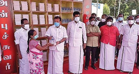 விழுப்புரத்தில் திமுக சார்பில் உணவு பொட்டலங்களை அமைச்சர் பொன்முடி வழங்கினார்.