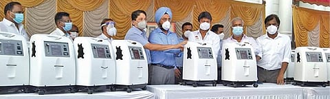 அரசு கீழ்ப்பாக்கம் மருத்துவமனை, ஓமந்தூரார் மருத்துவமனை, ஸ்டான்லி மருத்துவமனை ஆகியவற்றில் சென்னை கிரெடாய் அமைப்பு சார்பில் ஆக்சிஜன் படுக்கைகளை ஏற்படுத்தும் நோக்கில் நேற்று சென்னை மாநகராட்சி அலுவலகத்தில் இந்துசமய அறநிலையத் துறை அமைச்சர் சேகர் பாபு, நாடாளுமன்ற உறுப்பினர் தயாநிதி மாறன், எம்எல்ஏ உதயநிதி ஸ்டாலின், மாநகராட்சி ஆணையர் ககன்தீப் சிங் பேடி ஆகியோர் முன்னிலையில் ஆக்சிஜன் செறிவூட்டிகள் வழங்கப்பட்டன.