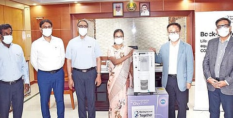 காஞ்சிபுரத்தில் தனியார் கார் நிறுவனம் சார்பில்  50 ஆக்சிஜன் ரெகுலேட்டர்களை, அந்தநிறுவனத்தைச் சேர்ந்த அதிகாரிகள் மாவட்ட ஆட்சியர் மகேஸ்வரியிடம் வழங்கினர்.