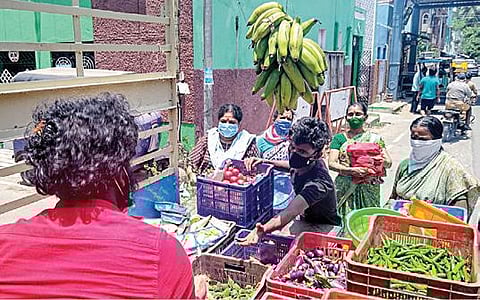 மாநகராட்சி ஏற்பாட்டில் நடமாடும் வாகனம் மூலம் விற்கப்படும் காய்கறிகளை வாங்கும் பொதுமக்கள். படம்: ச.கார்த்திகேயன்