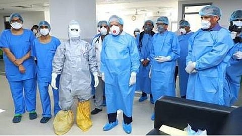 கரோனாவால் உயிரிழக்கும் மருத்துவர்கள், செவிலியர்கள், மருத்துவப் பணியாளர்கள் குடும்பத்தில் ஒருவருக்கு அரசு வேலை: உயர் நீதிமன்றம் யோசனை