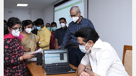 பயனாளிகளிடம் கலந்துரையாடிய முதல்வர் மு.க.ஸ்டாலின்.