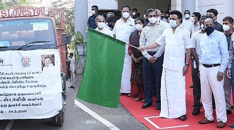 ஆக்சிஜன் சிலிண்டர்களை அனுப்பி வைத்த முதல்வர் ஸ்டாலின்.