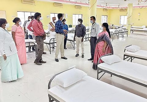 கரோனா தொற்று பாதிக்கப்பட்டவர்களுக்கு சிகிச்சை அளிக்க, வேலூர் அரசு மருத்துவக்கல்லூரி மருத்துவமனையில் கூடுதல் படுக்கை வசதிகள் ஏற்படுத்தும் பணிகளை ஆய்வு செய்த  மாவட்ட வருவாய் அலுவலர் பார்த்தீபன். அருகில், மருத்துவக் கல்லூரி முதல்வர் செல்வி உள்ளிட்டோர். படம்: வி.எம்.மணிநாதன்.