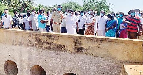 தூத்துக்குடி மாவட்டம் திருச்செந்தூர் அருகேயுள்ள காயாமொழி குளத்தின்  வரத்து கால்வாயை அமைச்சர் அனிதா ஆர்.ராதாகிருஷ்ணன் பார்வையிட்டார்.