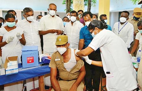 திருநெல்வேலி மாவட்டம் ராதாபுரம் அரசு உயர்நிலைப்பள்ளியில் நடைபெற்ற தடுப்பூசி முகாமை பார்வையிடும் சட்டப் பேரவை தலைவர் மு. அப்பாவு.