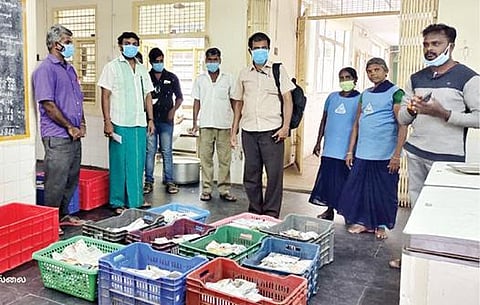 திருநெல்வேலியில் திருக்கோயில்களின் அன்னதான கூடங்களில் தயார் செய்யப்பட்ட 3,650 உணவுப் பொட்டலங்கள் கரோனா நோயாளிகளுக்கு வழங்கப்பட்டன.