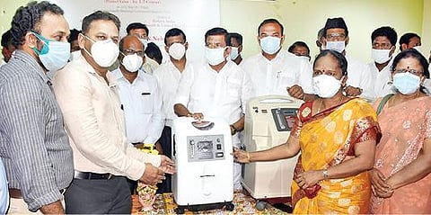 திருச்சி அரசு மருத்துவமனையில் நேற்று நடைபெற்ற நிகழ்ச்சியில் மெட்ரோ ரோட்டரி சங்கம் வழங்கிய ஆக்சிஜன் செறிவூட்டிகளை வழங்குகிறார் அமைச்சர் கே.என்.நேரு. உடன் மாவட்ட ஆட்சியர் சு.சிவராசு உள்ளிட்டோர்.  படம்: ஜி.ஞானவேல்முருகன்