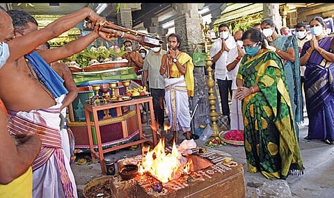 புதுச்சேரி காந்தி வீதி வேதபுரீஸ்வரா் வரதராஜபெருமாள் கோயிலில் கரோனா தொற்றிலிருந்து மக்களை பாதுகாக்க நடைபெற்ற ருத்ராபிஷேகத்தில் துணைநிலை ஆளுநர் தமிழிசை கலந்து கொண்டார். படம்: எம்.சாம்ராஜ்
