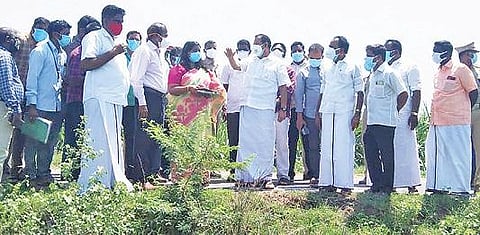 திருவெண்ணெய்நல்லூர் அருகே ஒழுங்குமுறை விற்பனைக்கூடம் அமைக்க உள்ள இடத்தை அமைச்சர் பொன்முடி ஆய்வு செய்தார். அருகில் ஆட்சியர் அண்ணாதுரை உள்ளார்.