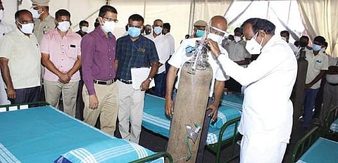 பெருந்துறை அரசு மருத்துவக் கல்லூரி மருத்துவமனையில்,  ஆக்சிஜன் வசதியுடன் கூடிய 300 கூடுதல் படுக்கை வசதிகள் கொண்ட கரோனா சிகிச்சை பிரிவினை அமைச்சர் சு.முத்துசாமி திறந்து வைத்து பார்வையிட்டார்.