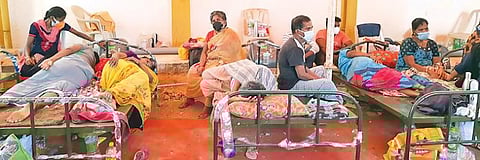 திருப்பூர் அரசு மருத்துவக் கல்லூரி மருத்துவமனையில்  -  ஒரே படுக்கையில் இரு தொற்றாளர்களுக்கு சிகிச்சை  :