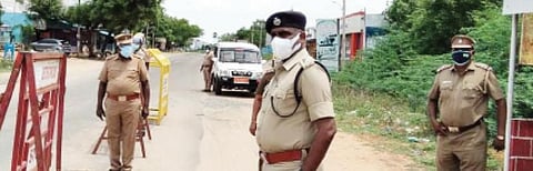 திருநெல்வேலி மாவட்டத்தில் வாகன சோதனைச் சாவடிகளில் காவல்துறை கண்காணிப்பாளர் நெ. மணிவண்ணன் நேற்று ஆய்வு மேற்கொண்டார்.