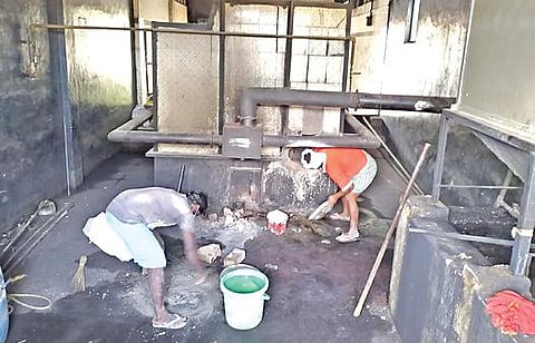 குமாரபாளையம் நகராட்சி மின் மயானத்தில் பராமரிப்புப் பணியில் ஈடுபட்டுள்ள தொழிலாளர்கள்.