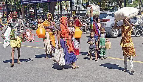 தமிழகத்தில் கரோனா முழு ஊரடங்கு மேலும் ஒரு வாரம் நீடிக்கப்பட்டுள்ளது. தொழிற்சாலைகள் மூடப்பட்டு, பல்வேறு தொழில்களும் முடங்கியுள்ளன. இதனால், தங்கள் சொந்த ஊருக்கு செல்வதற்காக குடும்பத்துடன் சென்னை சென்ட்ரல் ரயில் நிலையம் வந்த வடமாநிலத்தவர்கள்.படம்: ம.பிரபு