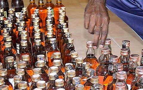 உ.பி.யில் விஷ சாராயம் குடித்த 22 பேர் பரிதாப உயிரிழப்பு: 5 அதிகாரிகள் பணியிடை நீக்கம், 5 பேர் கைது