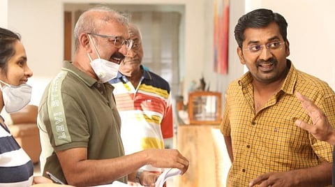 ராதா மோகனுக்குக் கடமைப்பட்டுள்ளேன்: கருணாகரன் நெகிழ்ச்சி