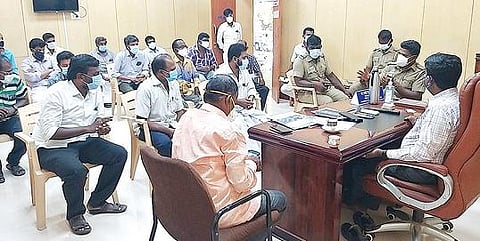 திருவண்ணாமலையில் மளிகை கடை உரிமையாளர்கள் பங்கேற்ற ஆலோசனைக் கூட்டத்தில் பேசும் கோட்டாட்சியர் வெற்றிவேல்.