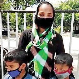 மகன்களுடன் காவல் நிலையத்துக்கு புகார் அளிக்க வந்த ஜபீனா.