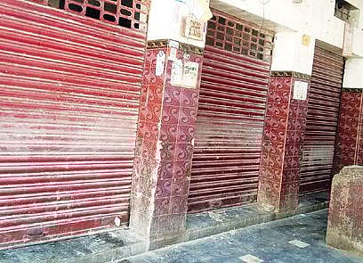 ஆம்பூர் பஜார் பகுதியில் ‘சீல்’ வைக்கப்பட்ட இறைச்சி கடைகள். அடுத்த படம்: ஆம்பூரில் தடையை மீறி இறைச்சி விற்பனை செய்த கடையிலிருந்து பறிமுதல் செய்யப்பட்ட கோழிகள்.