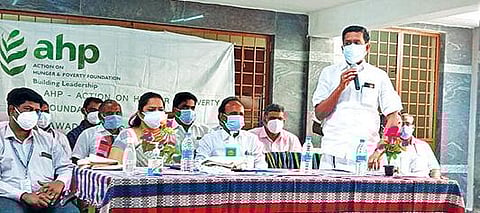 திருப்பத்தூர் அடுத்த புதூர்நாடு மலை கிராமத்தில் கரோனா சிறப்பு சிகிச்சை மையத்தை திறந்து வைத்து பேசும் எம்எல்ஏ நல்லதம்பி. அருகில், நாடாளுமன்ற உறுப்பினர் சி.என்.அண்ணாதுரை, டிஆர்ஓ தங்கய்யா பாண்டியன், சார் ஆட்சியர் வந்தனா கர்க், சுகாதார பணிகள் துணை இயக்குநர் செந்தில் உள்ளிட்டோர்.