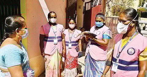 தூத்துக்குடி டூவிபுரம் பகுதியில் மாநகராட்சி பணியாளர்கள் வீடு வீடாகச் சென்று தடுப்பூசி போடாதவர்களை, உடனே தடுப்பூசி போடுமாறு அறிவுறுத்தினர்.  படம்: என்.ராஜேஷ்