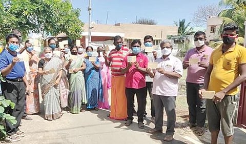 வடிகால் வசதி செய்துதரக் கோரி -  தூத்துக்குடி மாநகராட்சிக்கு தபால் அனுப்பும் போராட்டம் :