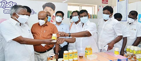 திருநெல்வேலி நீதிமன்றம் எதிரே உள்ள ஆவின் பார்லரை பால் வளத்துறை அமைச்சர் சா.மு.நாசர் பார்வையிட்டார்.