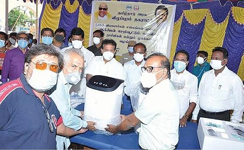 விழுப்புரம் நகை வியாபாரிகள் சங்கத்தினர் அமைச்சர் பொன்முடியிடம் மருத்துவ உபகரணங்களை வழங்கினர்.