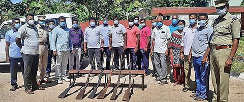 கல்வராயன்மலையில் பறிமுதல் செய்யப்பட்ட நாட்டுத் துப்பாக்கிகளுடன் தனிப்படையினர்.