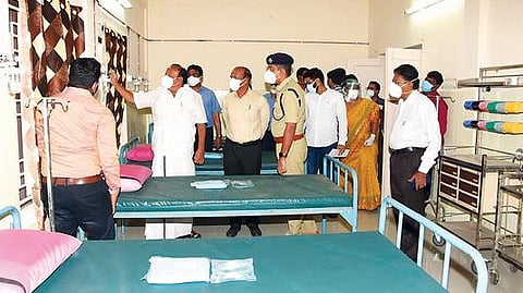 கடலூர் காவலர் மருத்துவமனையில் அமைக்கப்பட்டுள்ள கரோனா வார்டை வேளாண்துறை அமைச்சர் எம்.ஆர்.கே.பன்னீர் செல்வம் திறந்து வைத்து பார்வையிட்டார்.