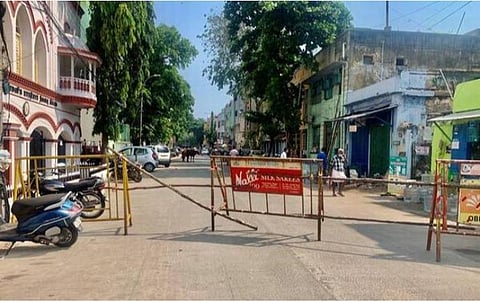 புதிய கட்டுப்பாடுகளுடன் முழு ஊரடங்கு நீட்டிப்பு; வாகனங்களில் இன்றுமுதல் மளிகை பொருட்கள் விற்பனை: ஏற்றுமதி நிறுவனங்கள் செயல்பட அனுமதி