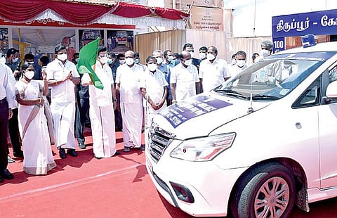 கோவை இஎஸ்ஐ மருத்துவமனையில் ஆய்வு செய்த முதல்வர் மு.க.ஸ்டாலின், கவச உடை அணிந்து கரோனா நோயாளிகளிடம் நலம் விசாரித்தார்.படம்: ஜெ.மனோகரன்