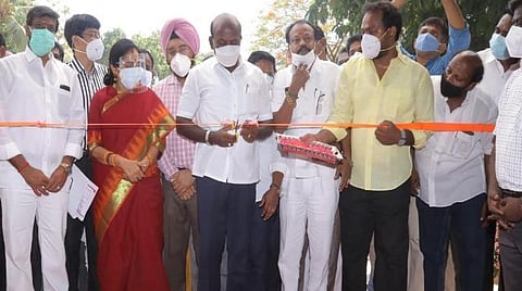 கோவிட் சிகிச்சை மையத்தைத் திறந்துவைத்த அமைச்சர் மா.சுப்பிரமணியன்.