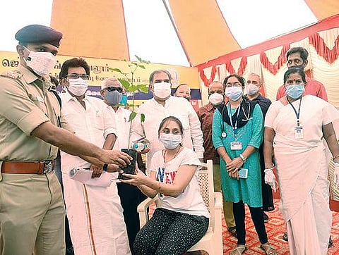 ஜெயின் சங்கம் மற்றும் வேலூர் மாவட்ட வணிகர் சங்கம் சார்பில், வேலூர் ஜெயராம் செட்டி தெருவில் கரோனா தடுப்பூசி முகாம் நேற்று நடந்தது. இதில், ஆர்வமுடன் வந்து  கரோனா தடுப்பூசி செலுத்தி கொண்டவர்களுக்கு உதவி காவல் கண்காணிப்பாளர் ஆல்பர்ட் ஜான் மரக்கன்று வழங்கினார். படம்: வி.எம்.மணிநாதன்.