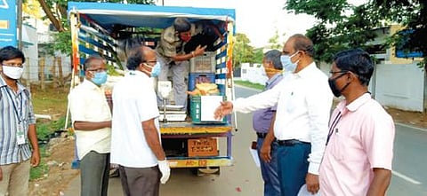 நடமாடும் வாகனம் மூலம் விற்பனை செய்யப்படும் காய்கறி வாகனங்களை ஆய்வு செய்த திருப்பத்தூர் மாவட்ட வேளாண் இணை இயக்குநர் கி.ராஜசேகர்.