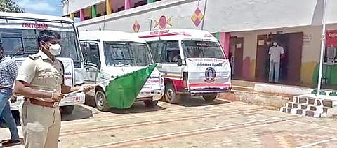 தென்காசியில் நடமாடும் காவல் தீர்வு மையம் மூலம் செயல்படும் வாகனங்களை எஸ்பி சுகுணாசிங் கொடியசைத்து தொடங்கி வைத்தார்.