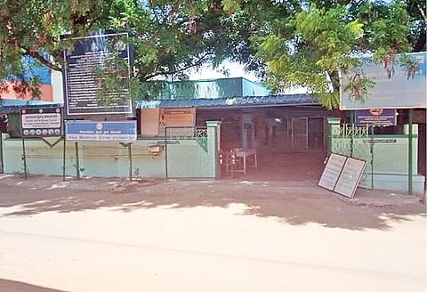 தடுப்பூசி செலுத்தும் பணி நிறுத்தப்பட்டதால் சிவகங்கையில் வெறிச்சோடிக் காணப்பட்ட நகர் சுகாதார நிலையம்.