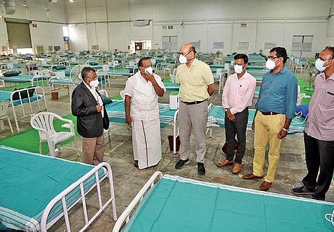 கோவை அவிநாசி சாலையில் உள்ள கொடிசியா கரோனா சிகிச்சை மையத்தில் ஆக்சிஜன் வசதியை தொடங்கிவைத்து பார்வையிட்ட அமைச்சர் அர.சக்கரபாணி. உடன், மாவட்ட ஆட்சியர் எஸ்.நாகராஜன் உள்ளிட்டோர். படம்: ஜெ.மனோகரன்