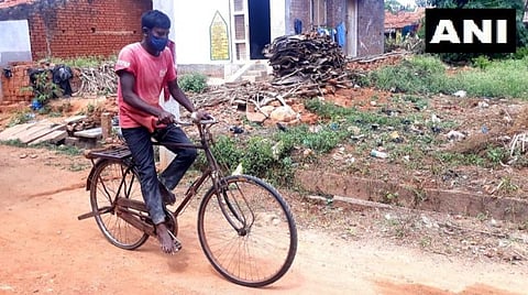 மகனுக்கு மருந்து வாங்க 300 கிலோ மீட்டர் சைக்கிளில் பயணம்: கர்நாடக தந்தையின் நெகிழ்ச்சி அனுபவம்