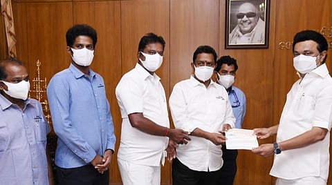 அடையாறு ஆனந்த பவன் குழுமத்தில் மேலாண்மை இயக்குநர் கே.டி.வெங்கடேச ராஜா, முதல்வர் மு.க.ஸ்டாலினிடம் 50 லட்சம் ரூபாய்க்கான காசோலையை வழங்கினார்.